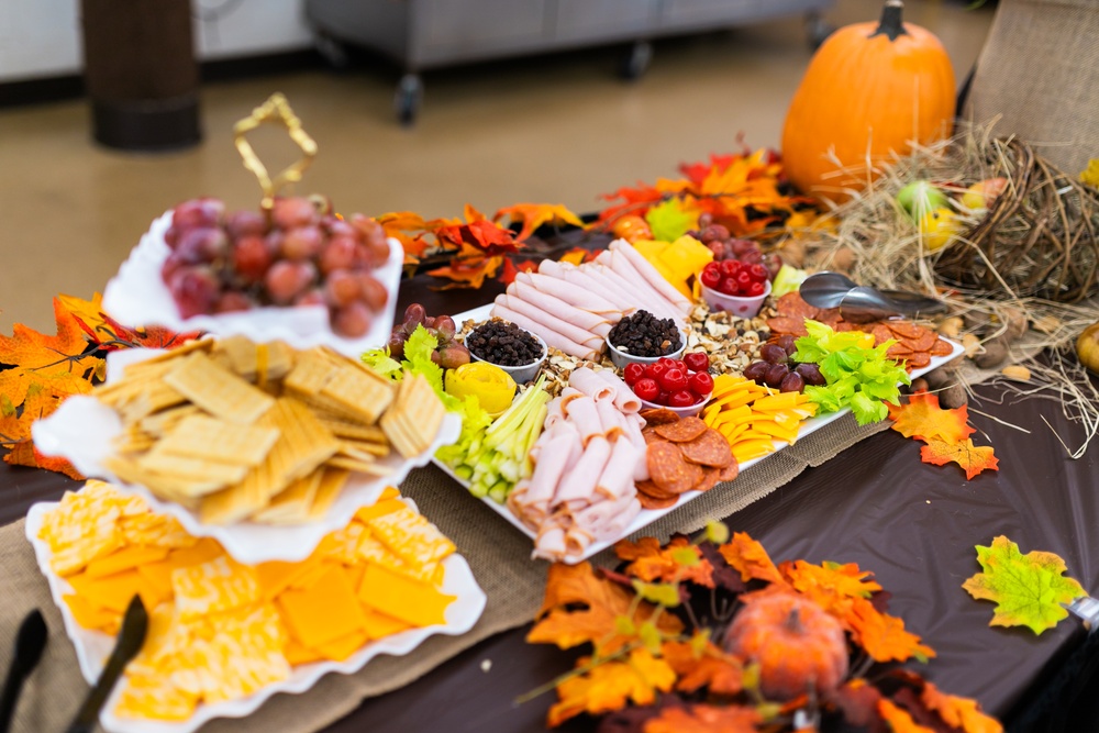 Fort Novosel leaders serve up food and fellowship for a DFAC Thanksgiving