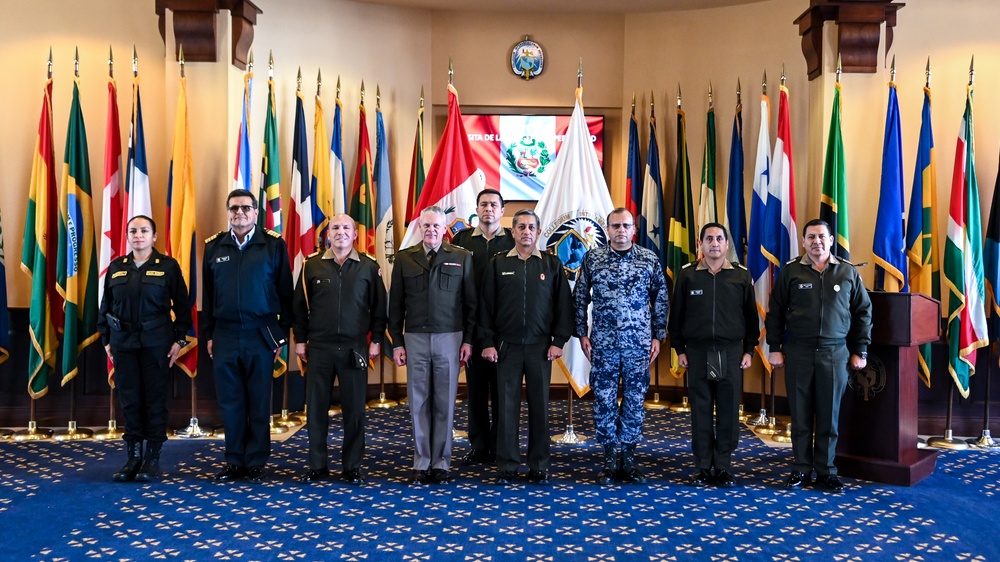 Peruvian Army Superior War College Visits the IADC