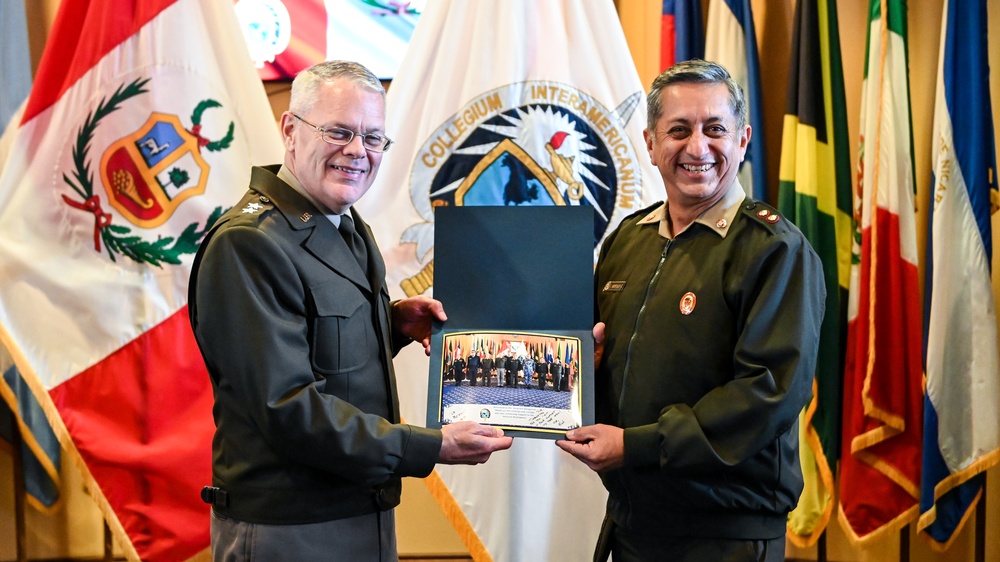 Peruvian Army Superior War College Visits the IADC