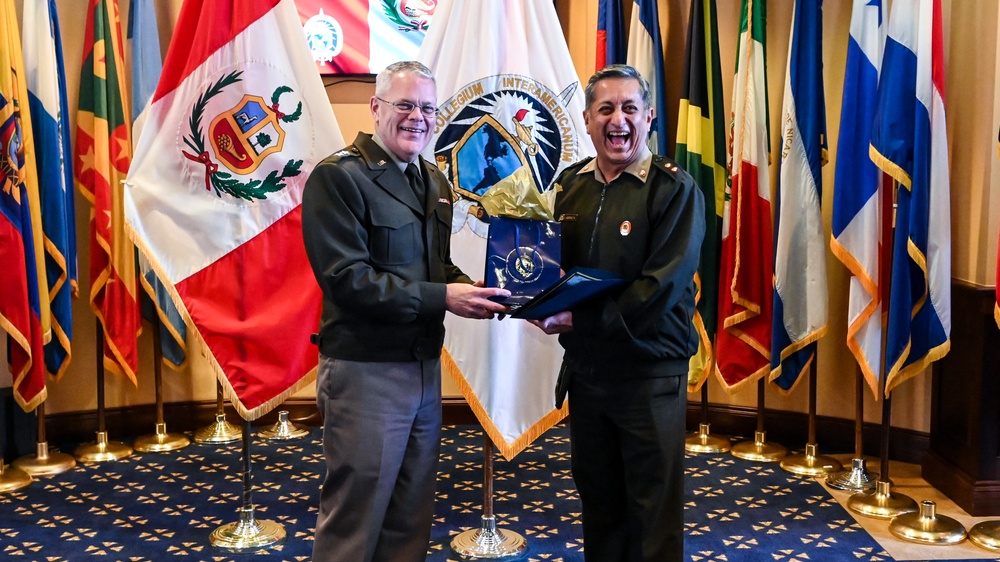 Peruvian Army Superior War College Visits the IADC