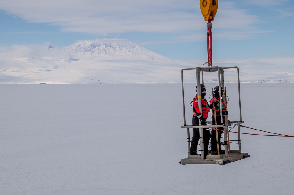 Coast Guard Cutter Polar Star (WAGB 10) reaches McMurdo Sound fast ice