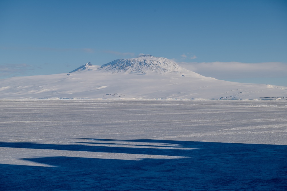 Coast Guard Cutter Polar Star (WAGB 10) reaches McMurdo Sound fast ice