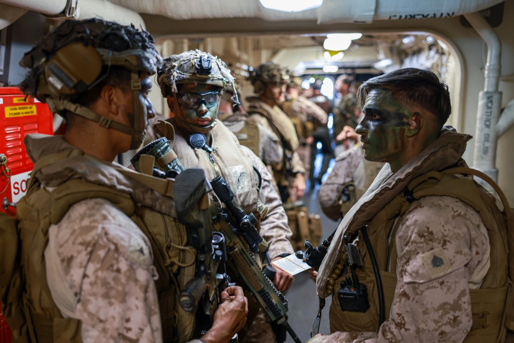 15th MEU Masses Forces Ashore for Amphibious Assault Exercise