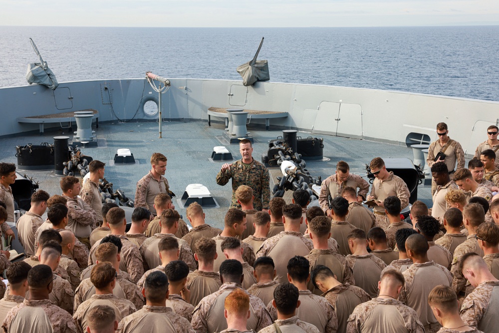 15th MEU Masses Forces Ashore for Amphibious Assault Exercise