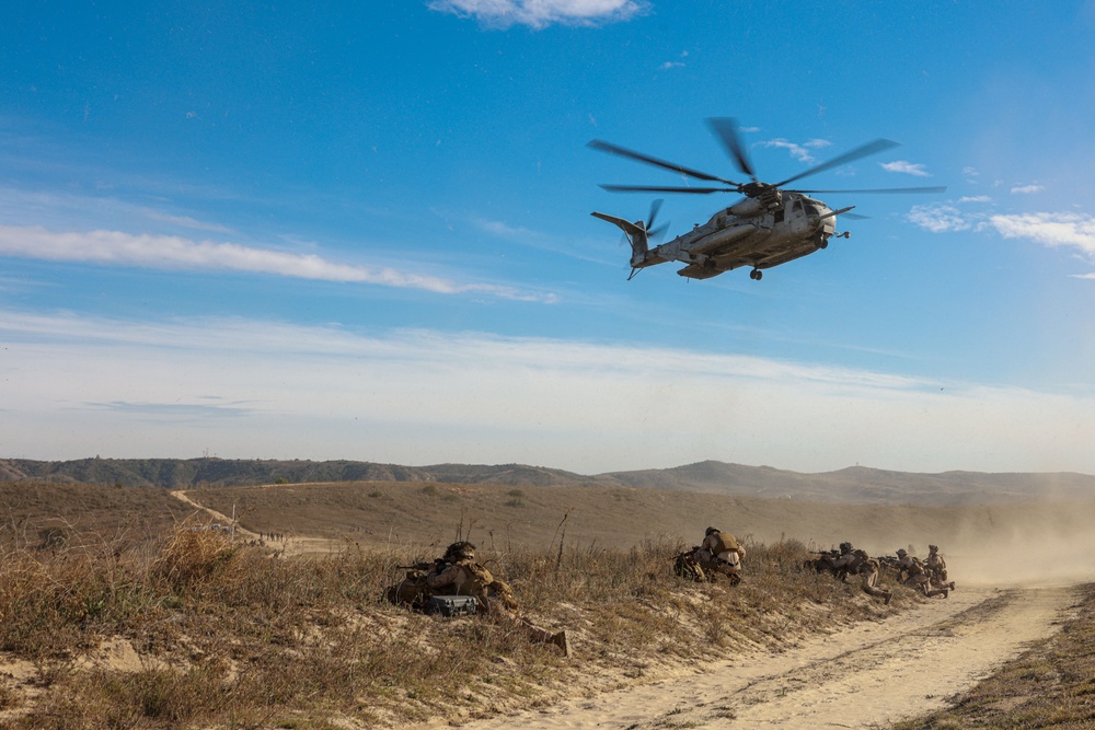 15th MEU Masses Forces Ashore for Amphibious Assault Exercise