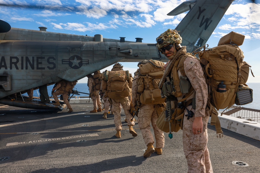 15th MEU Masses Forces Ashore for Amphibious Assault Exercise