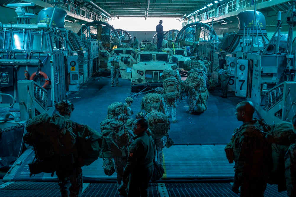 15th MEU Marines Disembark USS Boxer for Amphibious Assault Exercise