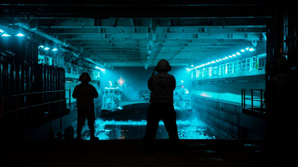 15th MEU Marines Disembark USS Boxer for Amphibious Assault Exercise