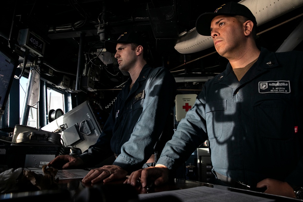 Sterett Transits into Manila Philippines