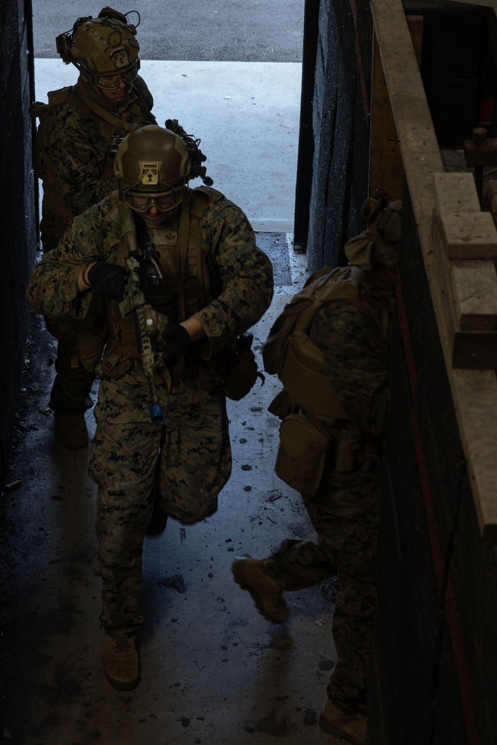 “CLEAR”: Weapons Company, Battalion Landing Team 1/1 rehearse close quarters tactics