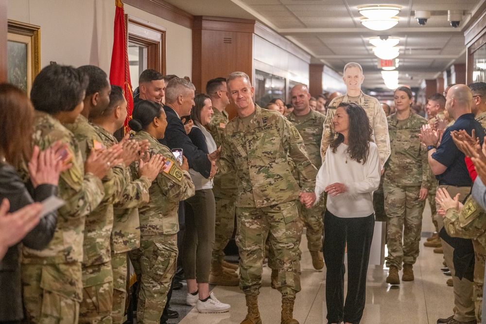 Lt. Gen. Walter Piatt departs Pentagon for the last time as Director of the Army Staff