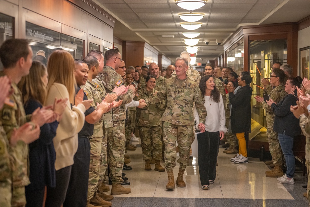 Lt. Gen. Walter Piatt departs Pentagon for the last time as Director of the Army Staff