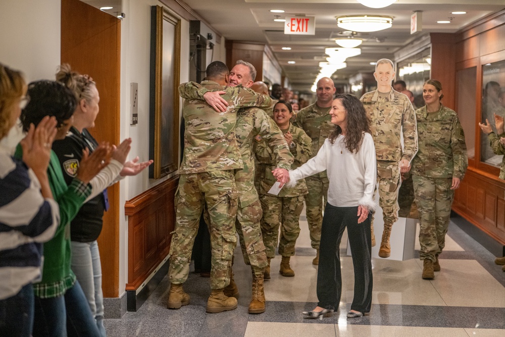 Lt. Gen. Walter Piatt departs Pentagon for the last time as Director of the Army Staff