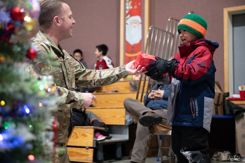 Spreading holiday cheer in Wales, Alaska: PRSC flies Christmas gifts into Alaskan remote school