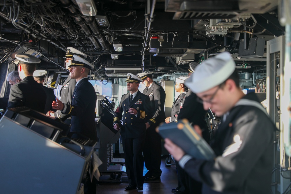 USS Mesa Verde Departs from Piraeus, Greece