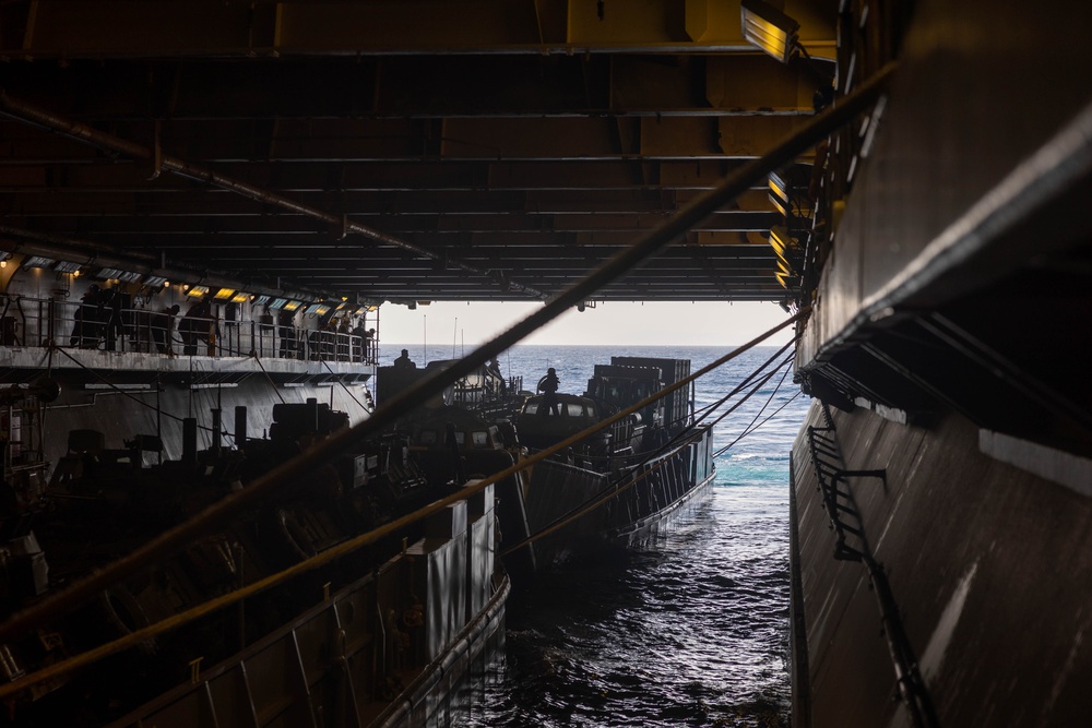 USS Bataan Conducts LCU Operations