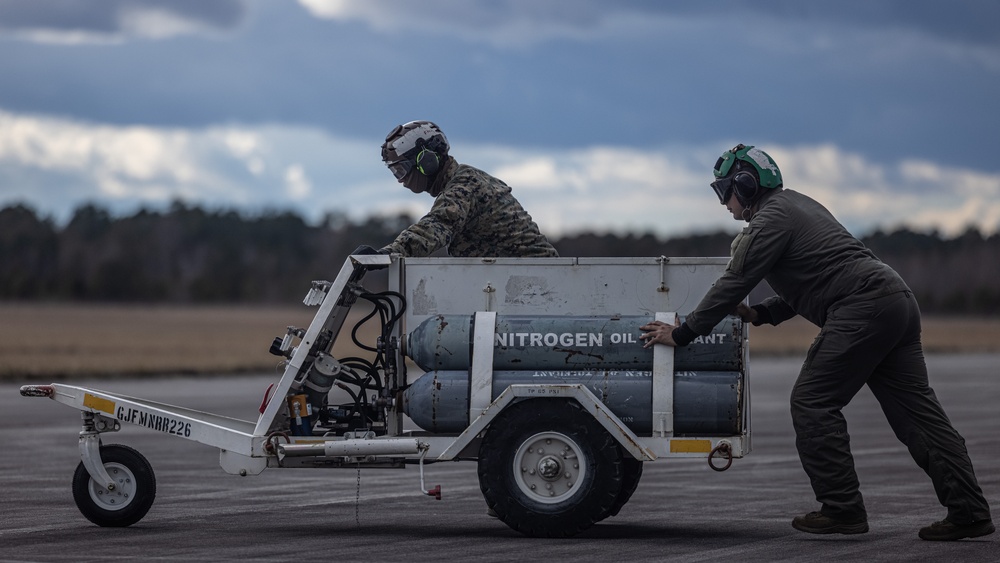 VMM-365 (REIN) Arrives for RUT