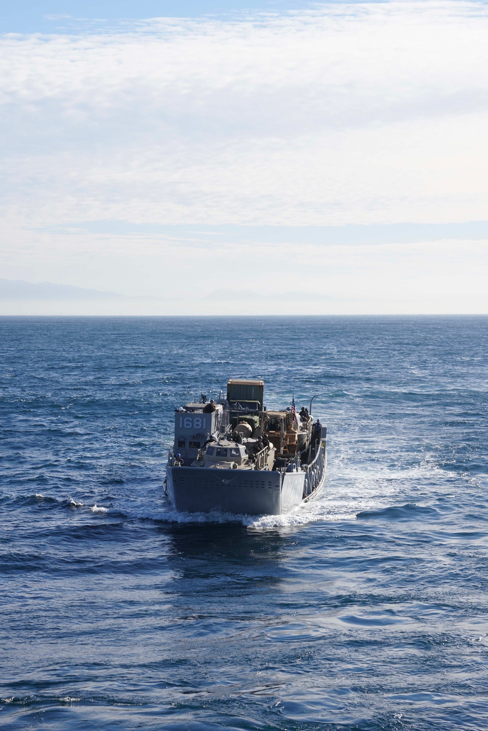 LCU 1681 BOARDS USS HARPERS FERRY