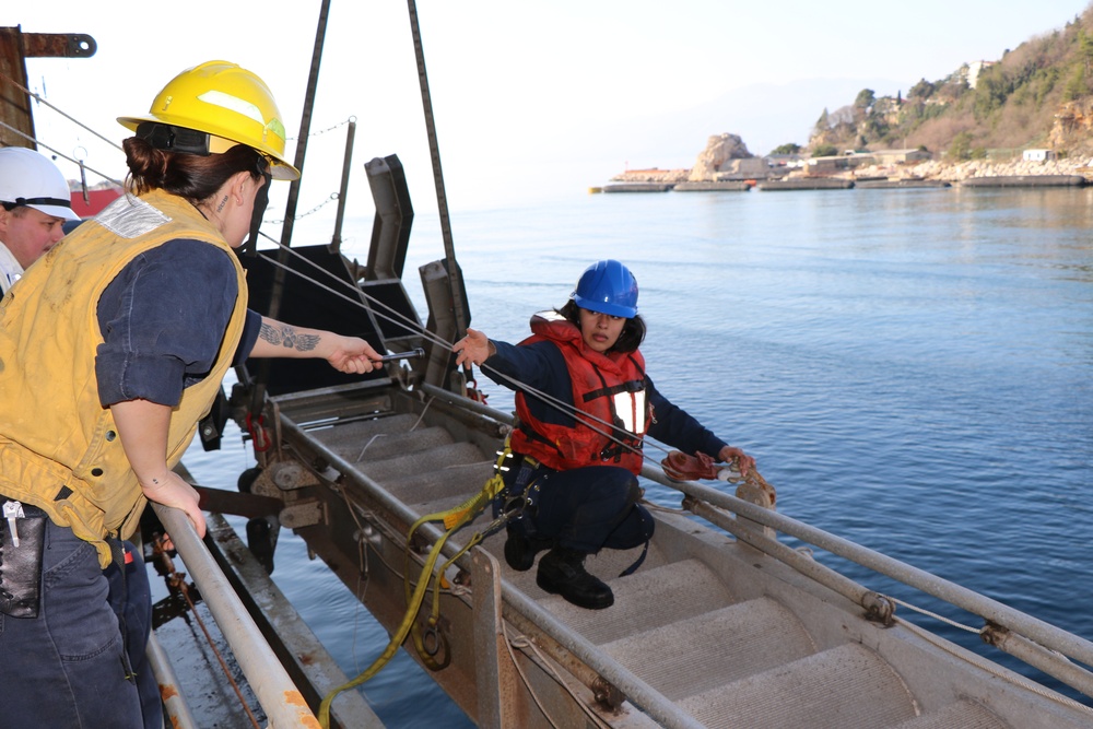 USS Hershel &quot;Woody&quot; Williams (ESB 4) Deck Department Rigs An Accommodation Ladder