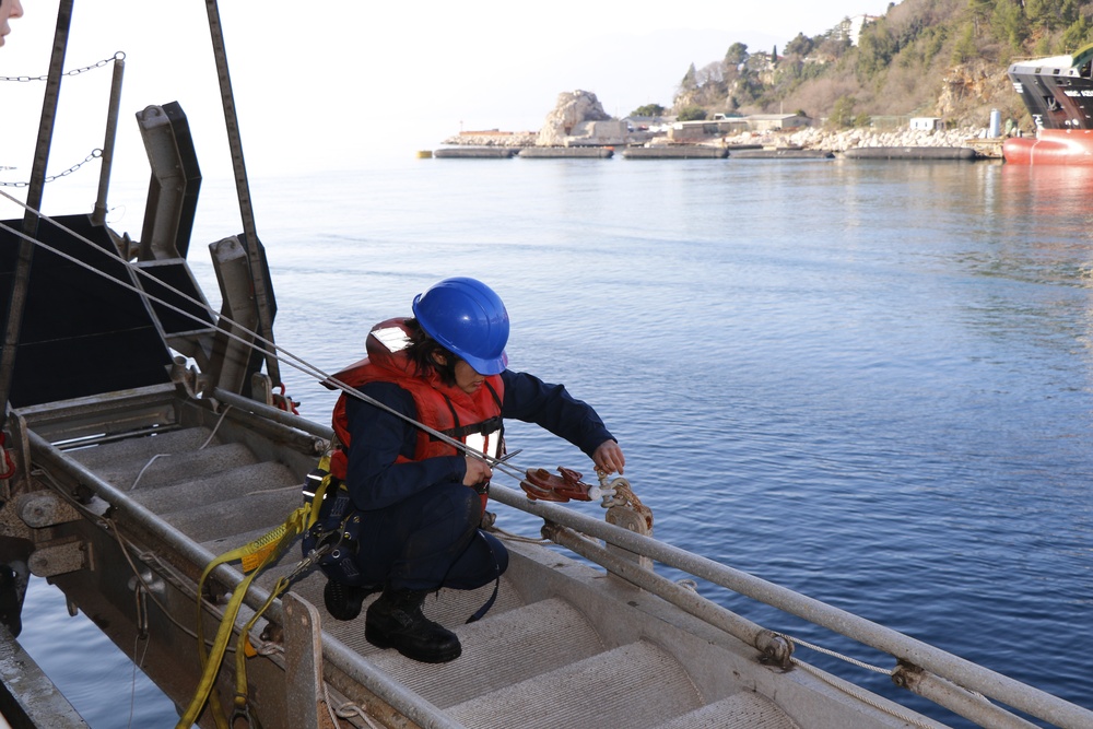 USS Hershel &quot;Woody&quot; Williams (ESB 4) Deck Department Rigs An Accommodation Ladder