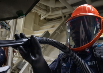 USS Laboon Conduct Routine Operations during Operation Prosperity Guardian