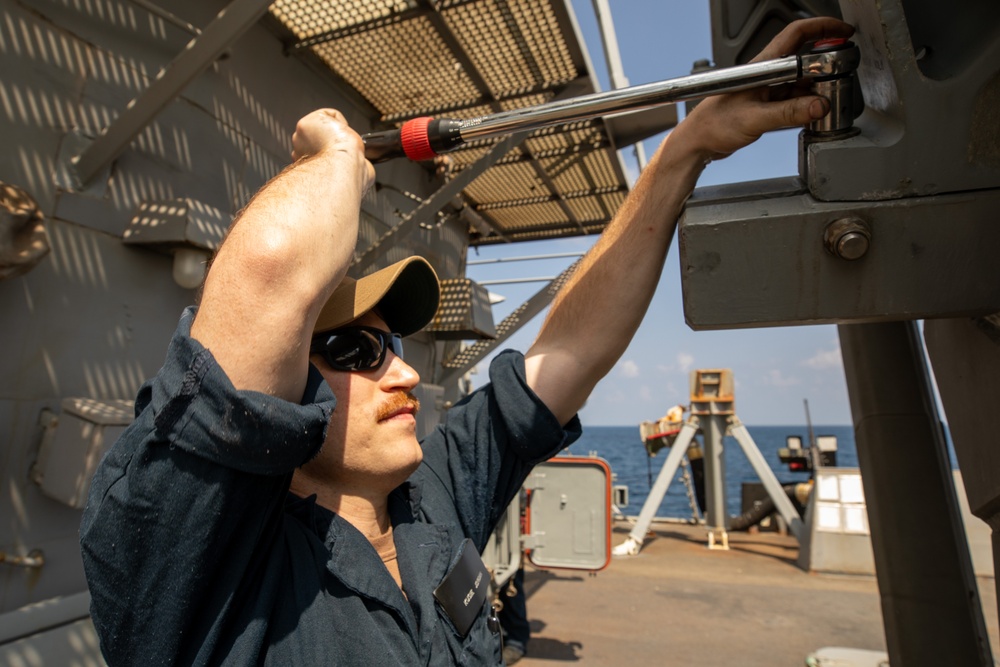 USS Laboon Conduct Routine Maintenance during Operation Prosperity Guardian