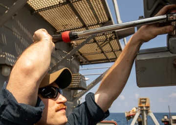 USS Laboon Conduct Routine Maintenance during Operation Prosperity Guardian