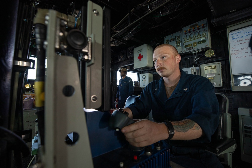 USS Laboon Conduct Routine Maintenance during Operation Prosperity Guardian