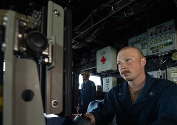 USS Laboon Conduct Routine Maintenance during Operation Prosperity Guardian