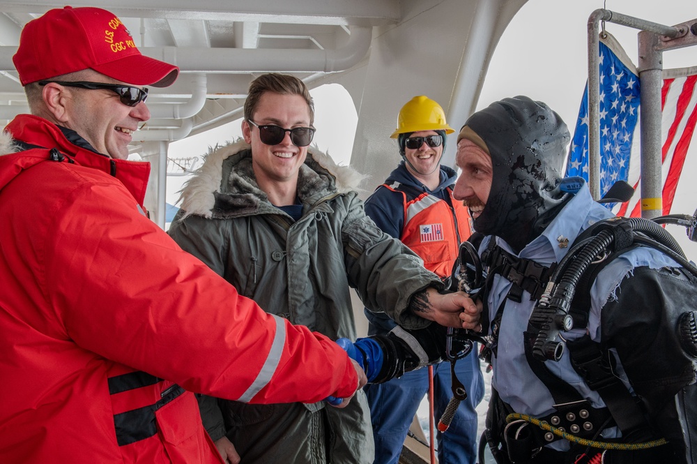 U.S. Coast Guard Cutter Polar Star (WAGB 10) conducts dive operations