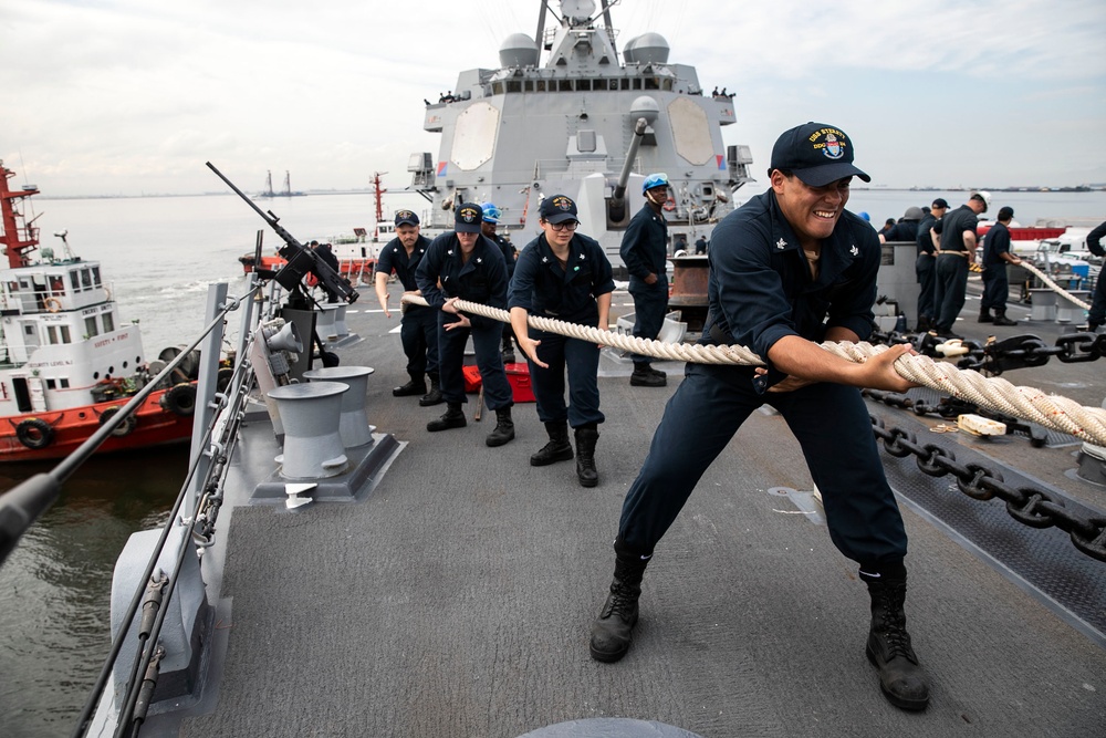 Sterett Gets Underway from Manila Philippines