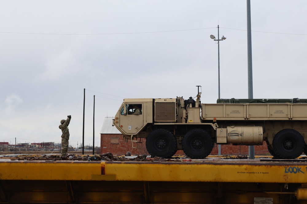 75th FA BDE, 2-18 FA BN and 4-60 ADA BN perform railhead operations