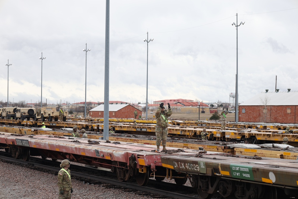 75th FA BDE, 2-18 FA BN and 4-60 ADA BN perform railhead operations