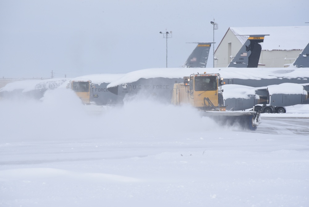 Iowa Air Guard cleans up after 14” snow event