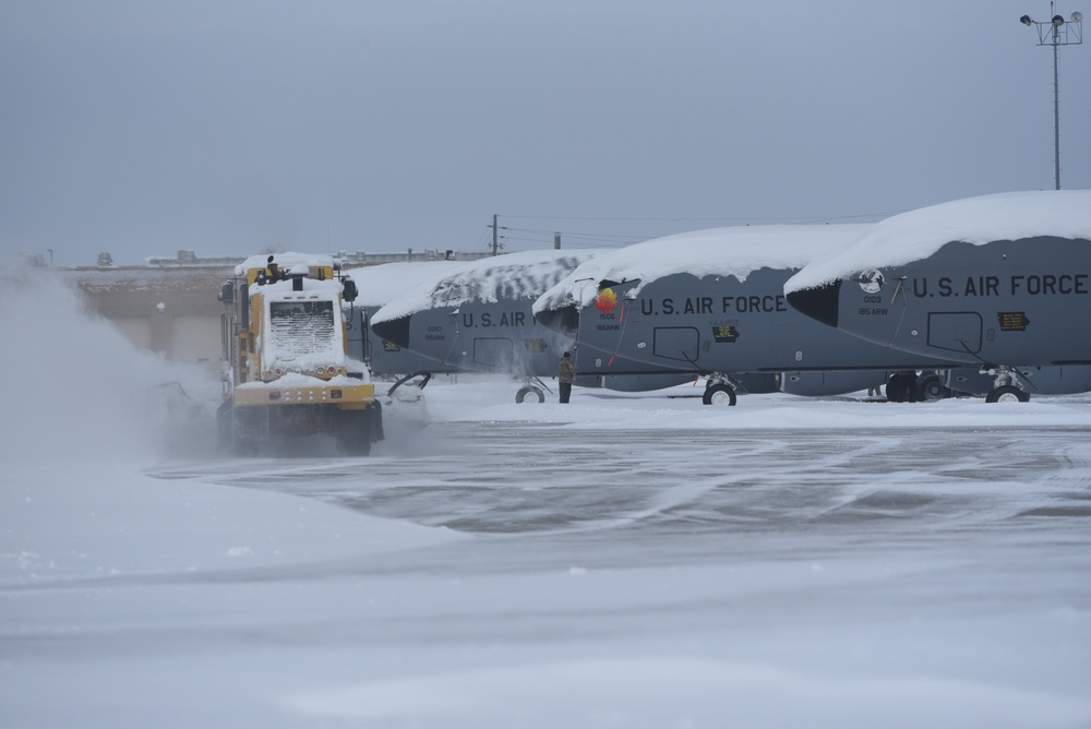 Iowa Air Guard cleans up after 14” snow event