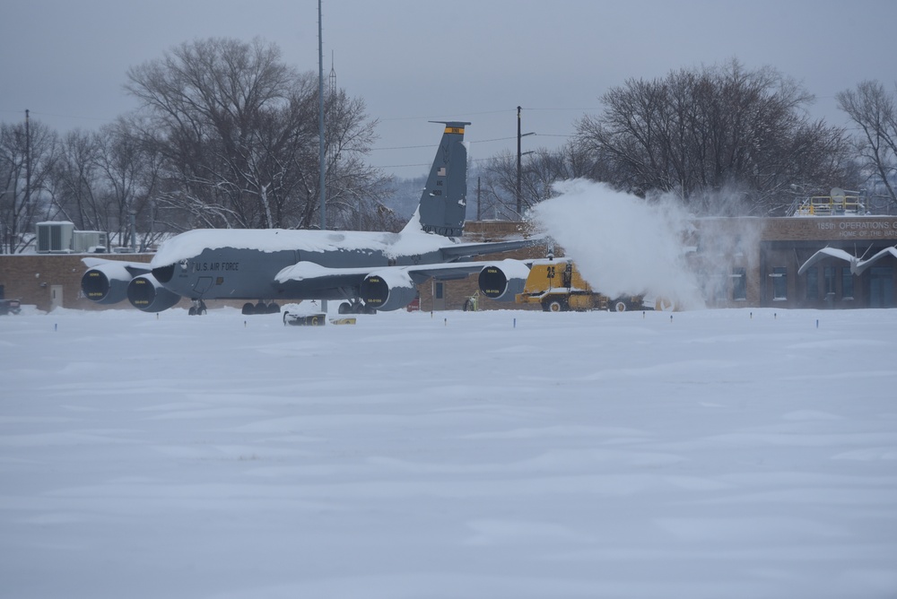 Iowa Air Guard cleans up after 14” snow event