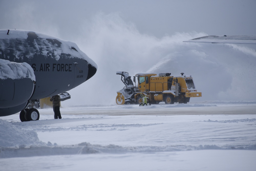 Iowa Air Guard cleans up after 14” snow event