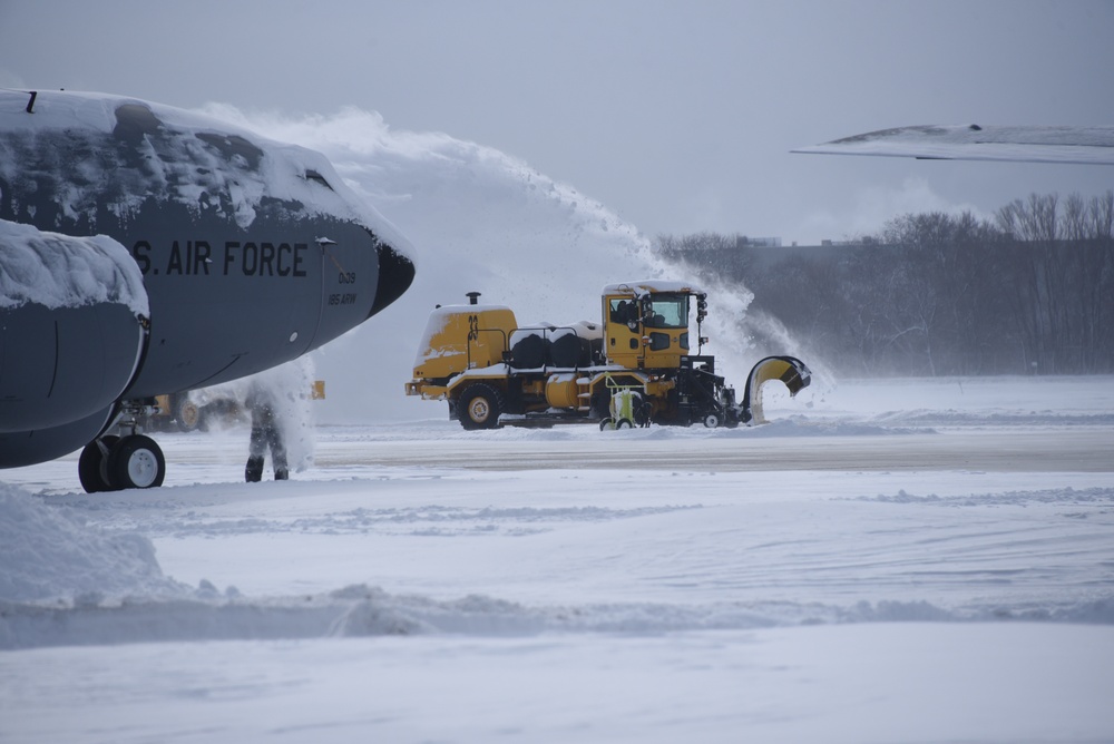 Iowa Air Guard cleans up after 14” snow event