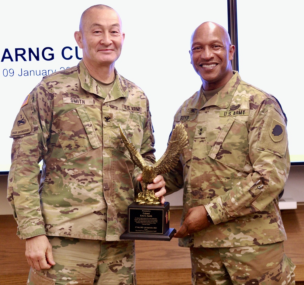 Illinois Army National Guard Colonel Presented With Staff Eagle