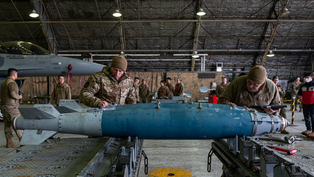 Battle of the maintainers: Osan quarterly load crew competition