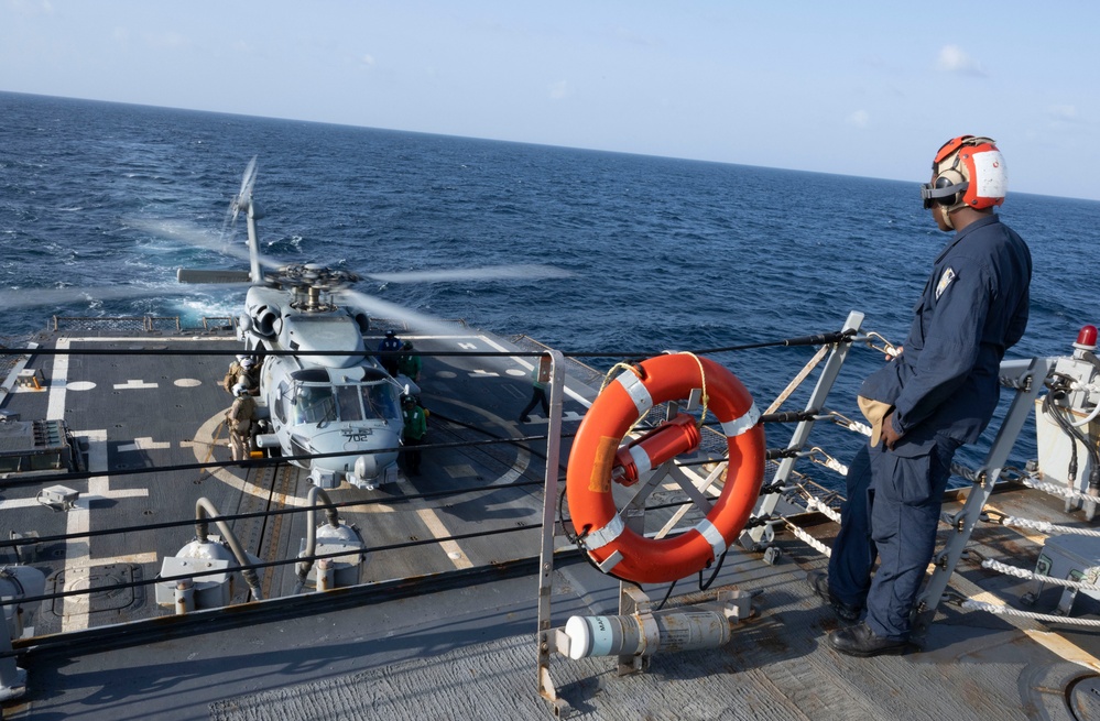 USS Mason Conducts Flight Operations in Support of Operation Prosperity Guardian