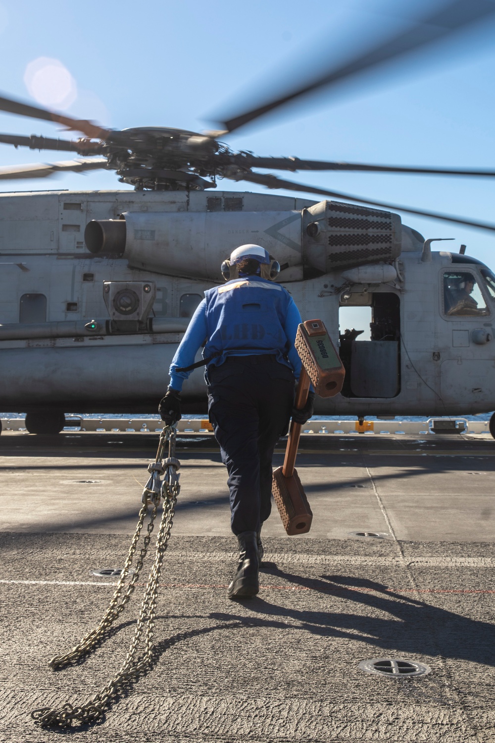 VMM-165 (Rein.) Lands Aboard Boxer for Integrated Training