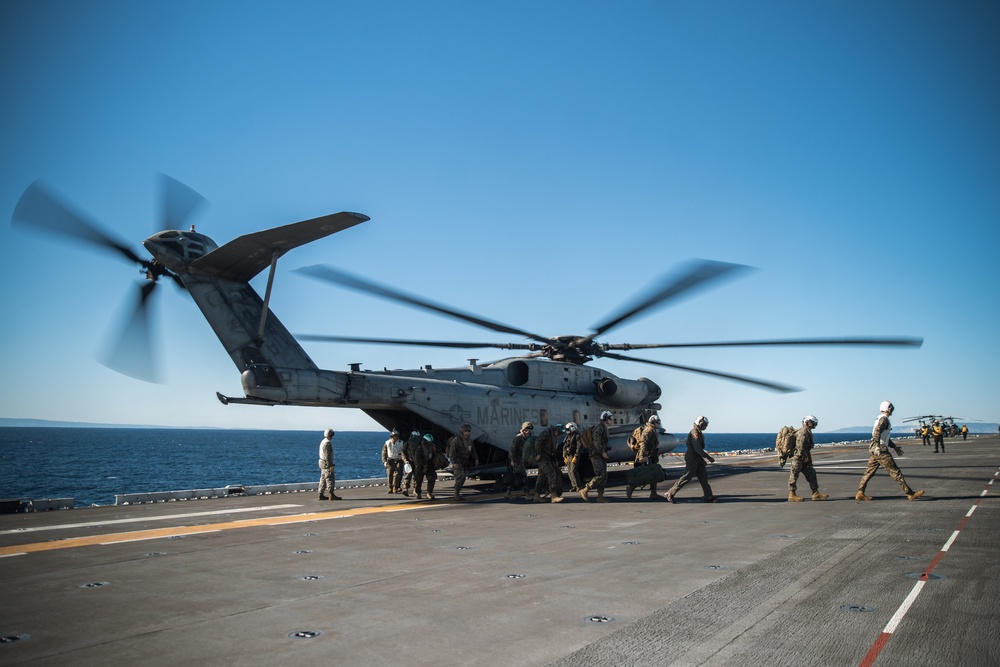 VMM-165 (Rein.) Lands Aboard Boxer for Integrated Training