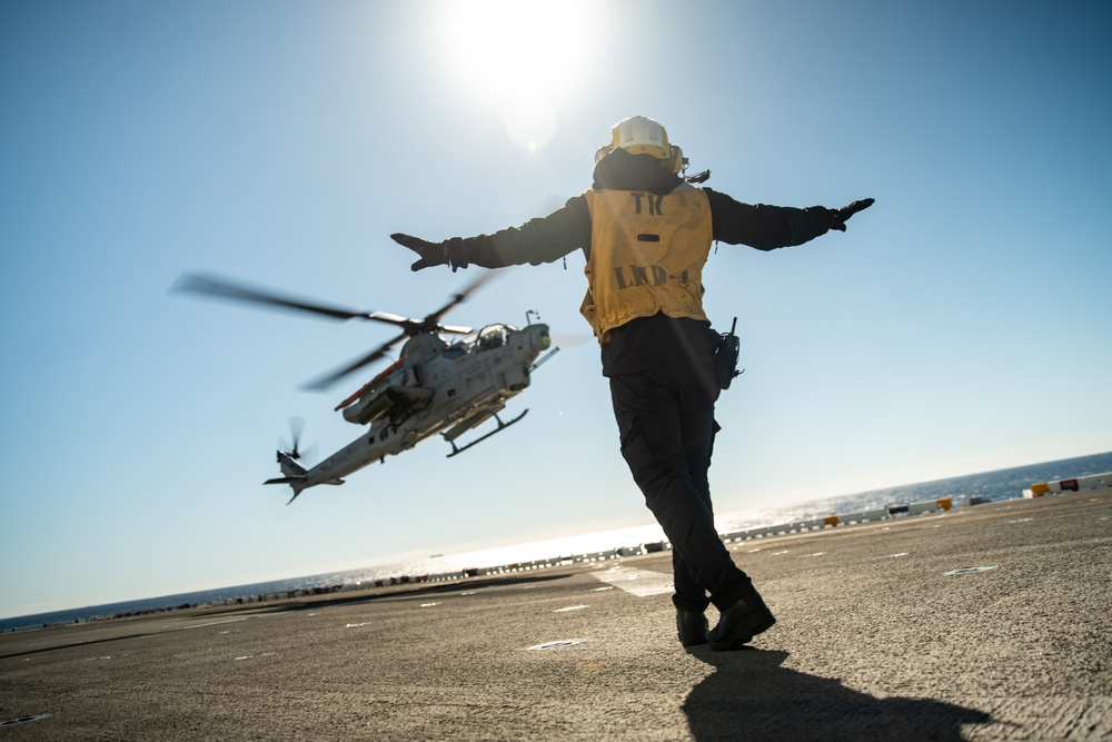 VMM-165 (Rein.) Lands Aboard Boxer for Integrated Training