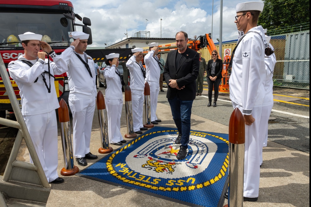 U.S. Ambassador to Singapore visits USS Stethem Sailors