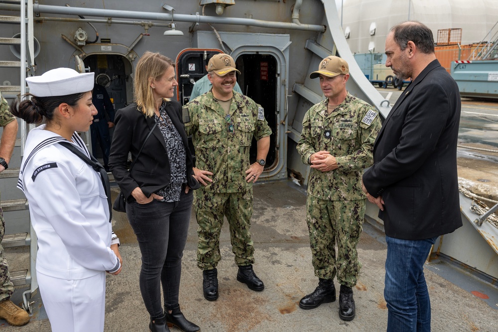 U.S. Ambassador to Singapore visits USS Stethem Sailors