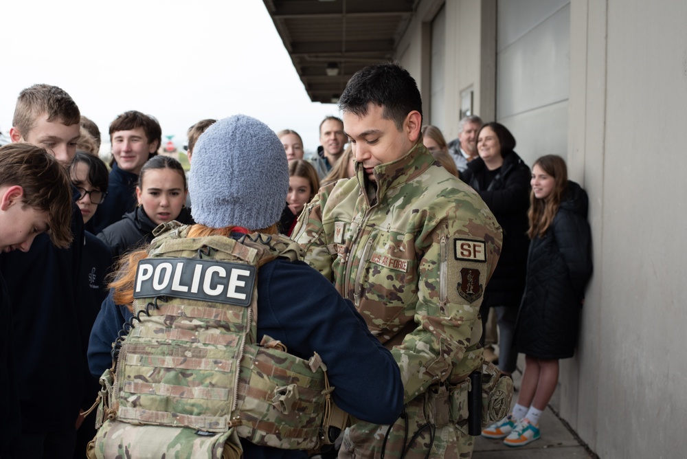 Local middle schoolers tour 142nd Wing