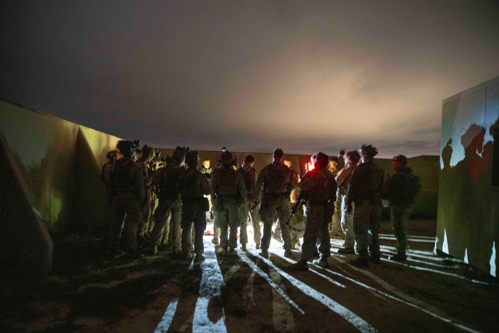 15th MEU Reconnaissance Company Conducts Raid During Amphibious Assault