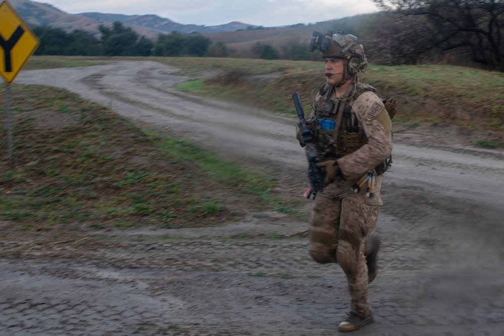 15th MEU Reconnaissance Company Conducts Raid During Amphibious Assault