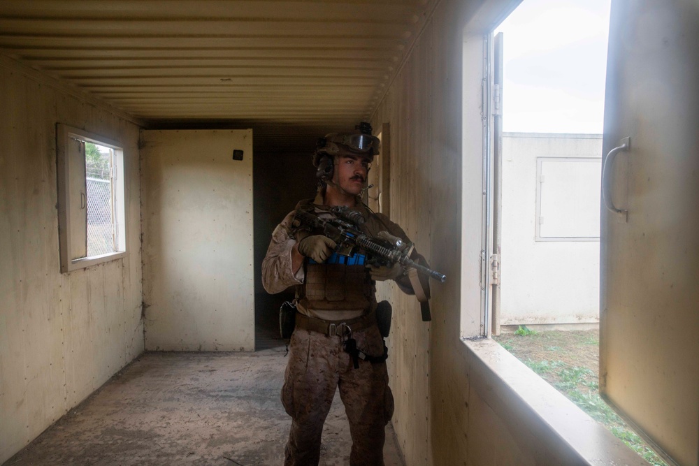 15th MEU Reconnaissance Company Conducts Raid During Amphibious Assault